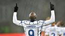 Striker Inter Milan, Romelu Lukaku, melakukan selebrasi usai mencetak gol ke gawang Borussia Moenchengladbach pada laga Liga Champions di Stadion Borussia Park, Rabu (2/12/2020). Inter Milan menang dengan skor 3-2. (AP/Martin Meissner)