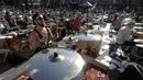 Ratusan drumer berkolaborasi dalam acara Baltic Drummers' Summit di Riga, Latvia, (10/7). Pertunjukan ini diikuti oleh para drumer dari segala kalangan dan umur. (REUTERS/Ints Kalnins)