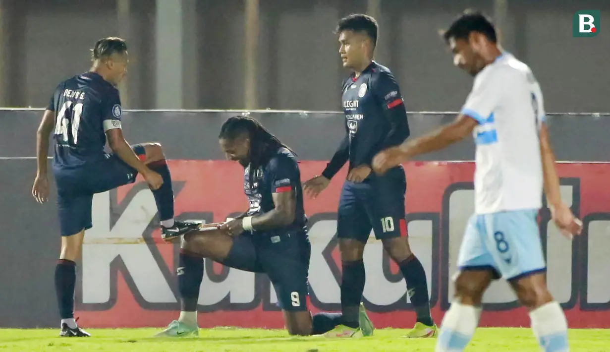 Arema FC memenangi Derbi Jatim melawan Persela Lamongan dengan skor telak 3-0 dalam laga pekan ke-6 BRI Liga 1 2021/2022 di Stadion Madya, Jakarta, Minggu (3/10/2021). Dua dari tiga gol kemenangan Singo Edan dicetak oleh striker asal Portugal, Carlos Fortes. (Bola.com/M Iqbal Ichsan)