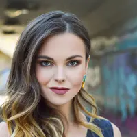 Tampilan makeup matte yang bebas kilap dan tahan lama. (Foto: Unsplash/Tamara Bellis)