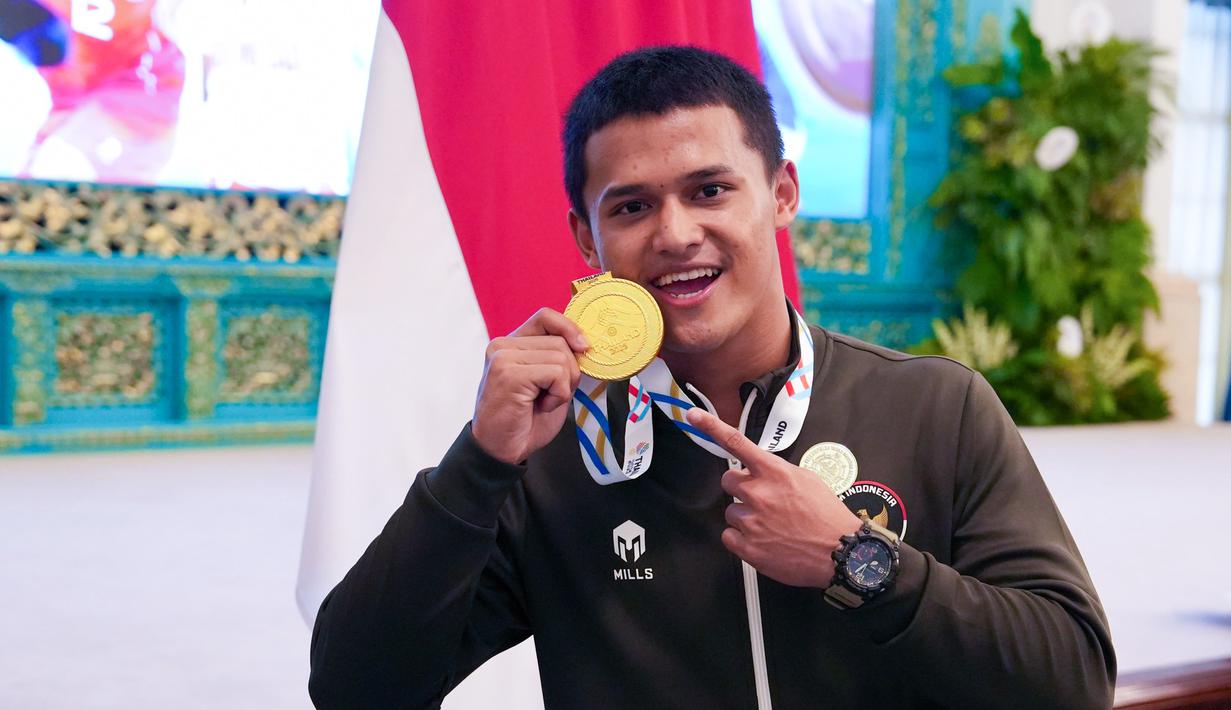 Dalam SEA Games edisi ke-33 itu Rizki memecahkan rekor dunia clean and jerk dan total angkatan. Ia memecahkan rekornya sendiri yang tercipat dalam Olimpiade 2024. Dalam pertandingan di Chonburi Sports School, Chonburi pada 15 Desember, lifter 22 tahun itu tak tertandingi usai melakukan total angkatan seberat 365 kilogram. (Foto: Muchlis Jr - BPMI Sekretariat Presiden)