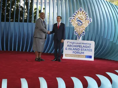 Presiden Joko Widodo atau Jokowi (kanan) berjabat tangan dengan Wakil Perdana Menteri Fiji Manoa Kamikamica setibanya di lokasi KTT AIS Forum 2023 di Nusa Dua, Badung, Bali, Rabu (11/10/2023). (AP Photo/Firdia Lisnawati)