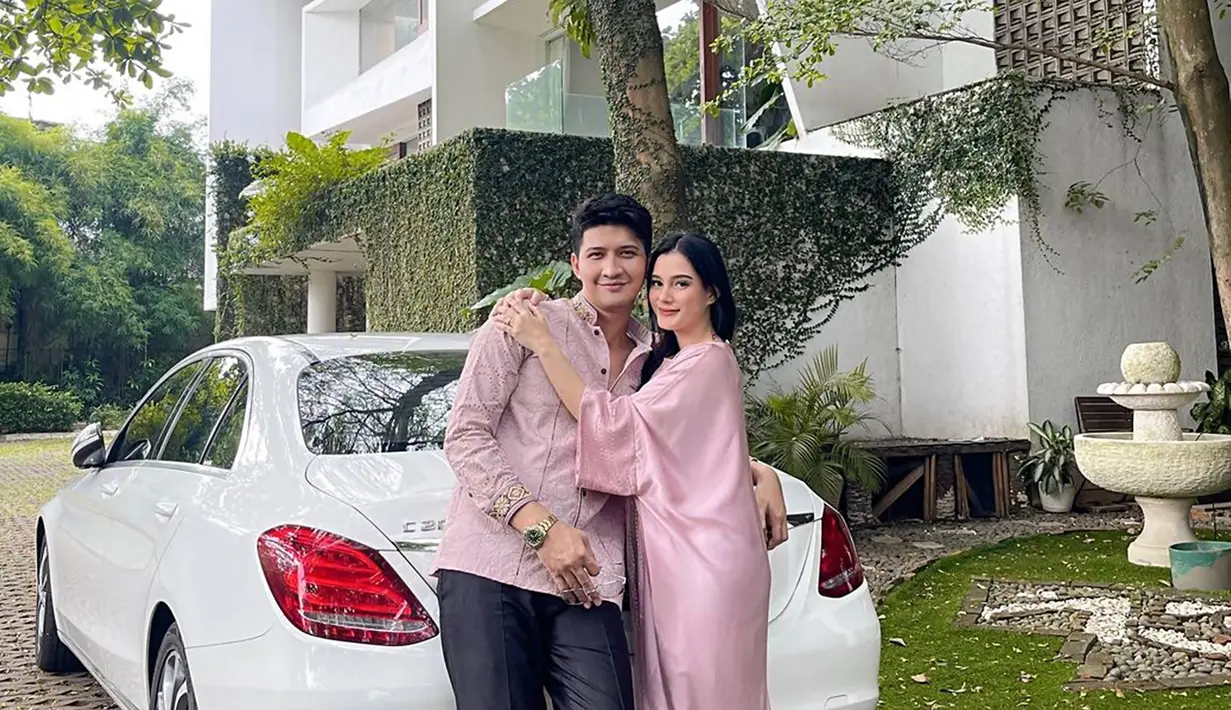 Dalam berbagai kesempatan, Aditya Zoni dan Yasmine Ow kerap tampil mesra. Beberapa kali keduanya pun terlihat tampil kompak dengan busana senada. Baik dalam momen santai maupun dalam menghadiri acara resmi dengan busana formal.
 (Liputan6.com/IG/@yxsmine.ow)