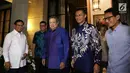 Suasana saat bakal capres Prabowo Subianto (kiri) bersama bakal cawapres Sandiaga Uno (kanan) disambut Ketum Partai Demokrat Susilo Bambang Yudhoyono (SBY) dan Agus Harimurti Yudhoyono di kediamannya di Jakarta, Rabu (12/9). (Merdeka.com/Imam Buhori)