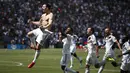 Ekspresi pemain LA Galaxy, Zlatan Ibrahimovic (kiri) usai membobol gawang Los Angeles FC pada laga Major League Socccer di StubHub Center,  California, (31/3/2018). LA Galaxy menang 4-3. (AP/Jae C. Hong)