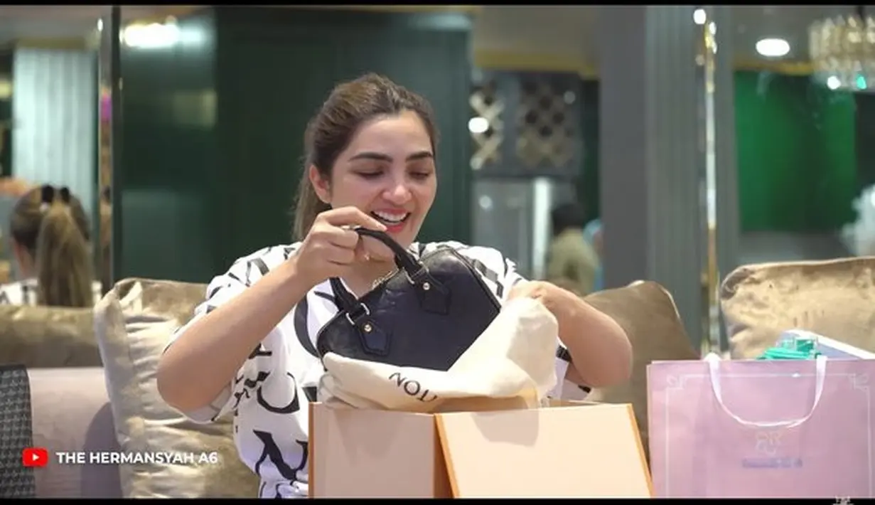 Momen Ashanty buka kado ulang tahun (sumber: YouTube/The Hermansyah A6)