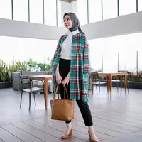 Kemeja putih sangat cantik dipadu padankan dengan outerwear kotak-kotak agar tampil anggun dan profesional. (instagram/vinamaulina)