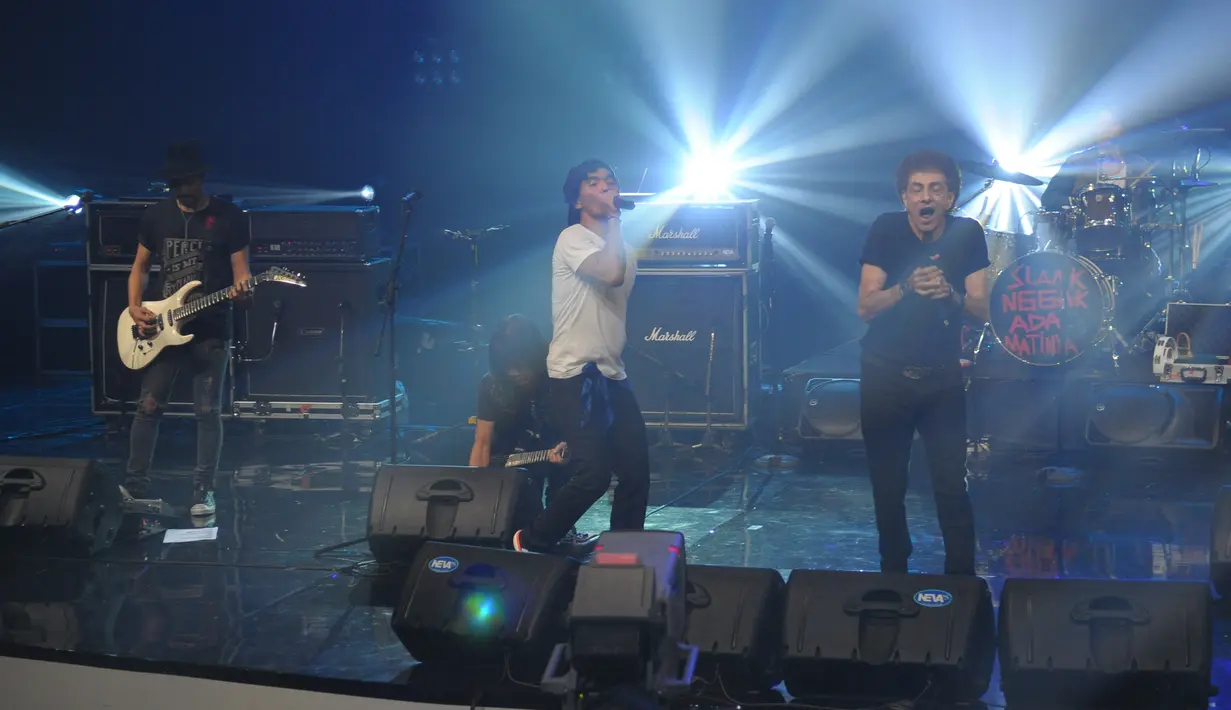Meski bertemakan legenda 32 tahun Slank, beberapa musisi legenda senior seperti,  Titiek Puspa, Nicky Astria , Ikang Fauzi, Ahmad Albar dan Ian Antono turut mengisi meramaikan konser pengingat tersebut. (Nurwahyunan/Bintang.com)