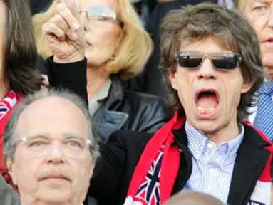 Vokalis band legendaris Rolling Stones Mick Jagger menyaksikan laga Inggris kontra Jerman di babak 16 besar PD 2010 pada 27 Juni 2010 di Bloemfontein. AFP PHOTO/JOHN MACDOUGALL