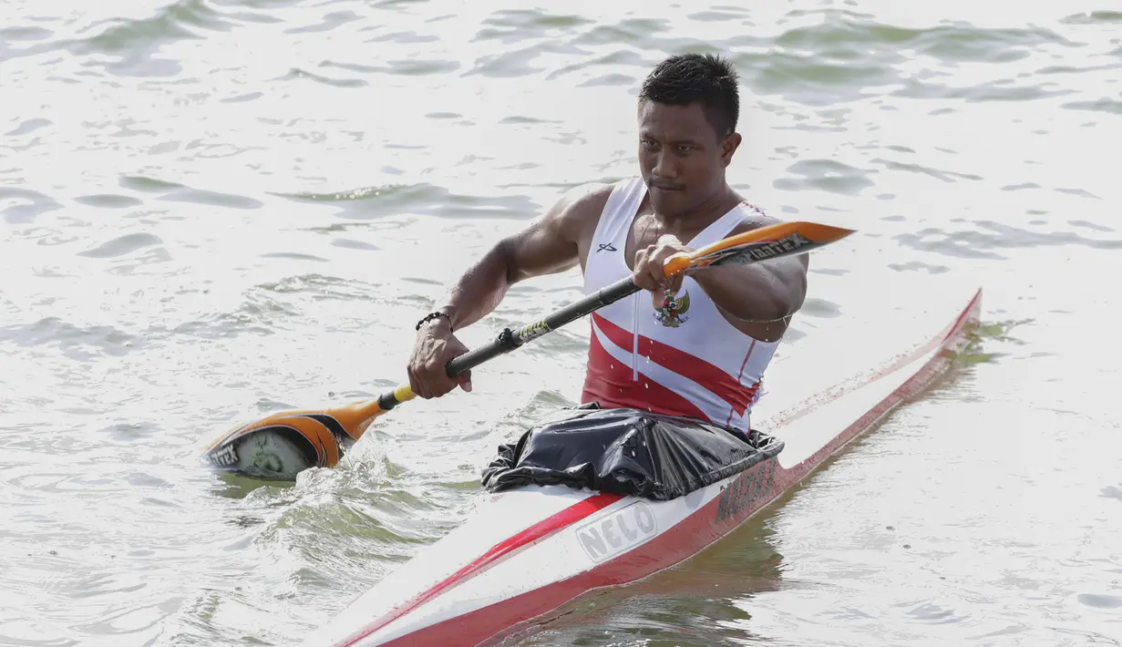 Atlet canoe Indonesia, Maizir Ryondra, saat beraksi pada nomor 1000 meter SEA Games 2019 di Subic, Filipina, Jumat (6/12). Dirinya berhasil meraih medali emas dengan catatan waktu 3 menit 55,841 detik. (Bola.com/M Iqbal Ichsan)