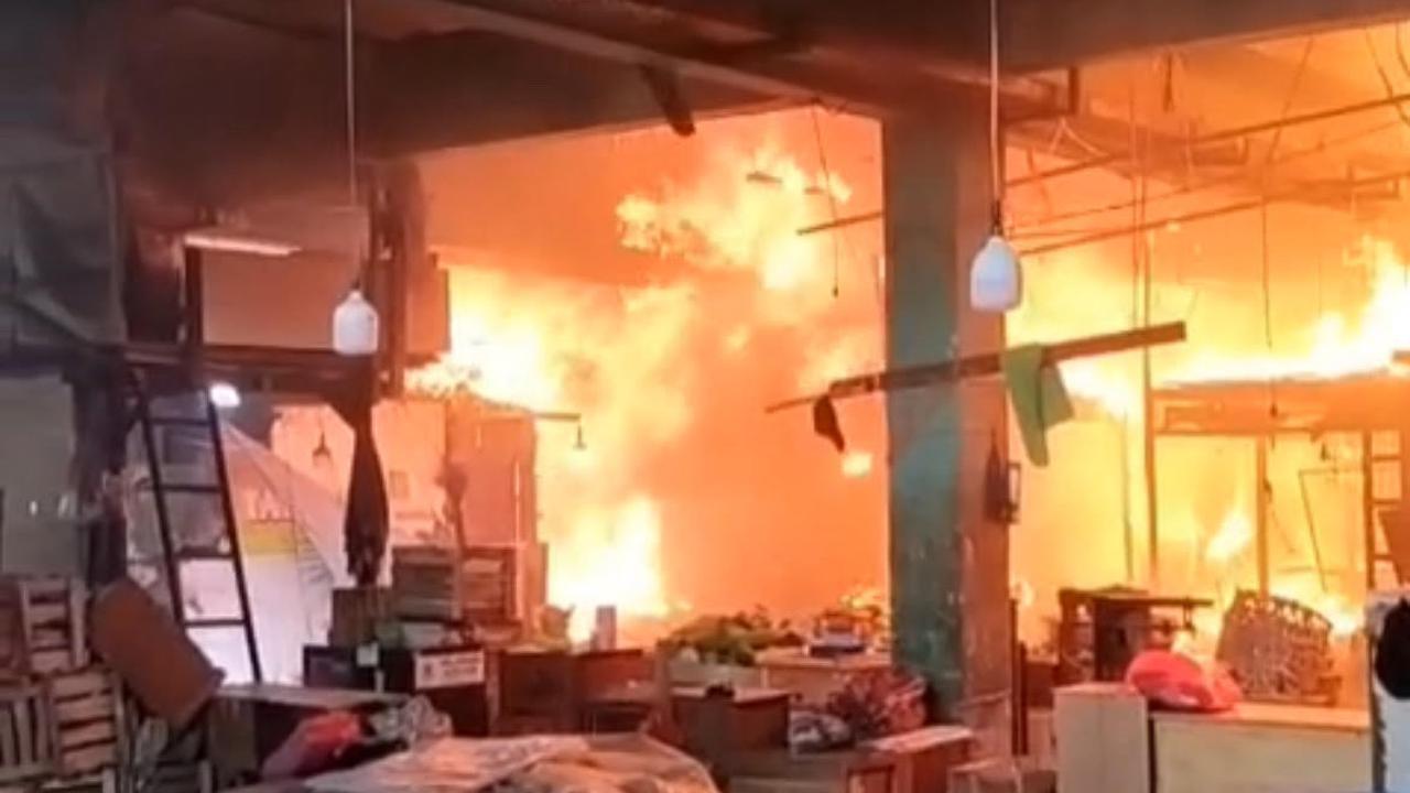 Ini Kronologi Awal 350 Kios Buah di Pasar Kramat Jati Terbakar