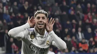 Gelandang Real Madrid, Federico Valverde melakukan selebrasi setelah mencetak gol ke gawang Osasuna pada pertandingan lanjutan La Liga Spanyol di stadion El Sadar di Pamplona, Spanyol, Minggu (19/2/2023). Real Madrid menang atas Osasuna dengan skor 2-0. (AP Photo/Alvaro Barrientos)