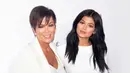Kris Jenner membantu anaknya, Kylie Jenner untuk menjadi ibu usai kelahiran Stormi Webster pada 1 Februari 2018. (Lars Niki/Corbis via Getty Images)