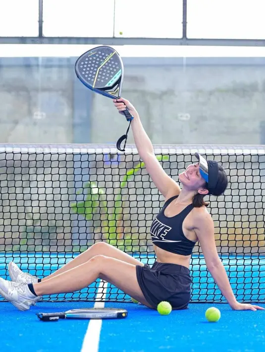 Dilihat dari media sosialnya, Pevita sedang senang dengan olahraga tenis. [instagram/pevpearce]