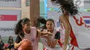 Pebasket putri bertanding pada final penyisihan Jr. NBA Global Championship Asia Pacific Selection Camp di Universitas Pelita Harapan (UPH), Tangerang, Minggu (16/6/2019). Penyisihan yang diikuti 68 peserta dari sepuluh negara akan dipilih mewakili Asia-Pasifik. (Liputan6.com/Fery Pradolo)