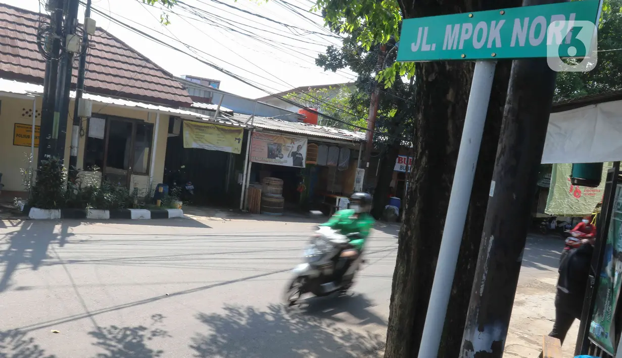 Pengendara sepeda motor melintas di Jalan Mpok Nori yang baru diresmikan menggantikan nama sebelumnya Jalan Raya Bambu Apus, Jakarta Timur, Rabu (29/6/2022). Pemprov DKI Jakarta menggelar pelayanan jemput bola di enam wilayah terkait perubahan data administrasi kependudukan imbas pergantian 22 nama jalan menggunakan nama tokoh Betawi. (Liputan6.com/Herman Zakharia)