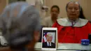 Rambut Le Phuc Hai dipangkas mirip gaya Presiden AS, Donald Trump di Hanoi, 19 Februari 2019. Salah satu salon di Vietnam menawarkan jasa potong rambut gratis ala Trump dan Kim Jong-un jelang pertemuan keduanya pada 27-28 Februari mendatang. (AP/Hau Dinh)