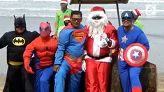 Ada pemandangan aneh di Pantai Kuta, terlihat beberapa Superheroes menyapu pantai Kuta, Bali.