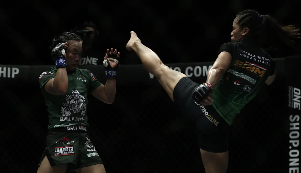 Petarung MMA asal Indonesia, Priscilla Lumban Gaol, saat melawan Bozhena Antoniyar pada laga ONE Championships: Dawn of Valor di Istora Senayan, Jakarta, Jumat (25/10). Priscilla menang atas Bozhena. (Bola.com/Yoppy Renato)