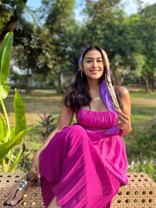 Cukup lama vakum dari dunia hiburan, kini penampilan Diah Permatasari justru sukses bikin pangling. Meski sudah berusia 51 tahun, istri Anton Wahyu Jatmiko ini tetap tampil awet muda. Outfitnya yang trendy pun semakin menunjang penampilannya. (Instagram/dps_diahpermatasari).