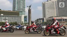 Parade pembalap MotoGP di kawasan Bundaran HI, Jakarta, Rabu (16/3/2022). Sebanyak 20 pembalap ikut ambil bagian. Sebagian besar merupakan rider yang akan tampil pada MotoGP Mandalika, 18-20 Maret 2022. (Liputan6.com/Herman Zakharia)