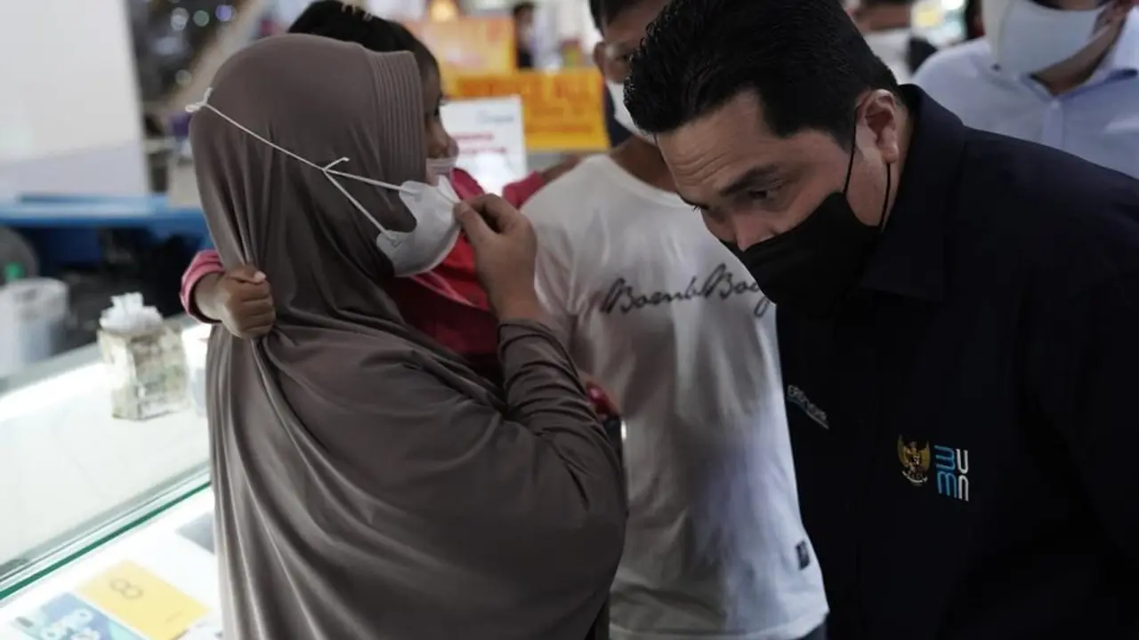 Menteri Badan Usaha Milik Negara (BUMN) Erick Thohir berdialog dengan Paguyuban Pedagang Bakso di Cikarang Timur dan UMKM, pemilik kios, serta pedagang di Mega Mall Bekasi, Jawa Barat, Rabu (2/2/2022). (Dok BUMN)