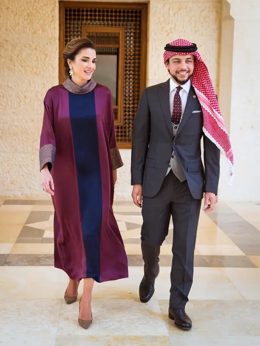 Ratu Rania merupakan ikon mode dunia yang selalu tampil mengikuti tren. Di balik gaya modernnya, ia juga kerap memakai busana tradisional yang memiliki model menyerupai abaya. (Foto: Instagram @queenrania)