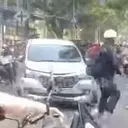 Mobil Ugal-ugalan Sampai Naik Trotoar Lalu Tabrak 2 Pemotor