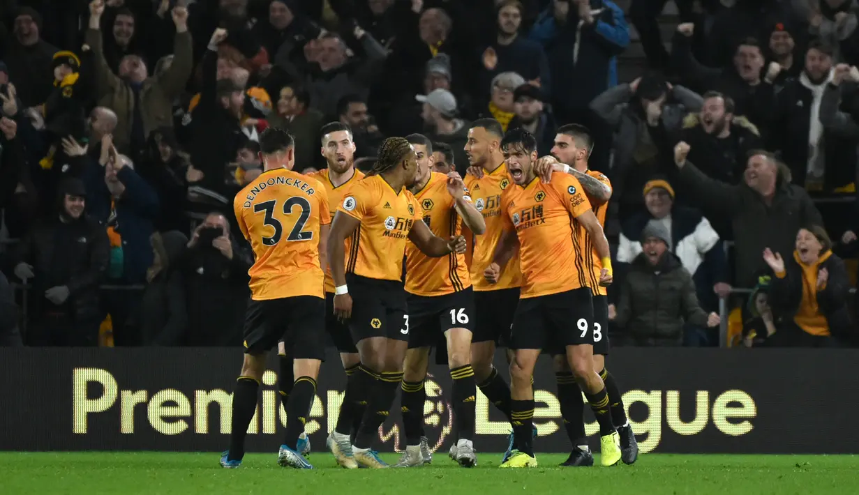 Pemain Wolverhampton Wanderers Raul Jimenez (kanan) merayakan dengan rekan-rekan setimnya setelah mencetak gol ke gawang Manchester City pada pertandingan Liga Inggris di Molineux Stadium, Wolverhampton, Inggris, Jumat (27/12/2019). Wolverhampton Wanderers menang 3-2. (AP Photo/Rui Vieira)