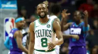 Guard Boston Celtics Kemba Walker mendapat resepsi hangat saat kembali ke markas klub lamanya, Charlotte Hornets, pada lanjutan NBA. (AFP/Streeter Lecka)