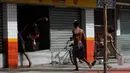 Para penjarah memasuki toko elektronik di Vitoria, negara bagian Espirito Santo, Brasil, (7/2). Kejahatan meningkat setelah polisi mogok kerja memprotes gaji yang kecil. (AP/Diego Herculano)