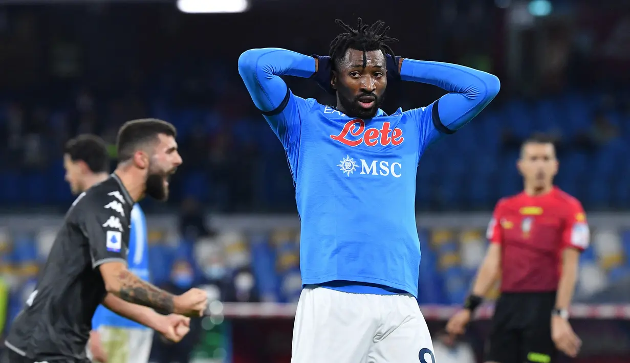 Andre Frank Zambo-Anguissa. Gelandang milik Fulham berusia 26 tahun yang musim ini dipinjamkan ke Napoli telah bermain 24 kali di semua ajang kompetisi. Bersama Timnas Kamerun sejak tahun 2017 ia telah mengoleksi 36 caps, dengan torehan 5 gol dan 2 assist. (AFP/Tiziana Fabi)