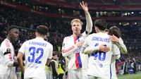 Adam Karabec dari Lyon, di tengah, merayakan gol ketiga timnya bersama rekan-rekan setimnya selama pertandingan sepak bola Liga Europa antara Lyon dan PAOK di Lyon, Prancis, Jumat (30-1-2026) dini hari WIB. (AP Photo/Laurent Cipriani)