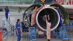 Teknisi tengah melakukan perbaikan pesawat di Hanggar 4 GMF, Tangerang, Jumat (6/11/2015). Untuk mendukung operasional hanggar tersebut dibutuhkan setidaknya ratusan teknisi hingga akhir tahun.(Liputan6.com/Angga Yuniar)