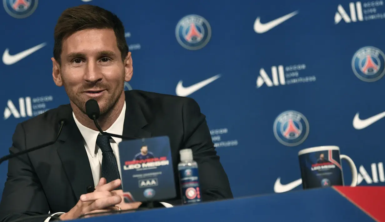 Pemain baru Paris Saint-Germain (PSG), Lionel Messi memberikan keterangan selama pers konferensi di stadion Parc des Princes di Paris, Rabu (11/8/2021). Messi dikontrak oleh PSG selama dua tahun dengan opsi perpanjangan setahun di klub kaya Paris itu. (STEPHANE DE SAKUTIN/AFP)