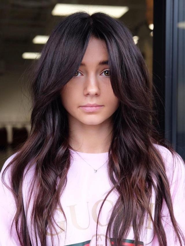 Model rambut Wavy Cut & Curtain Bangs (Sumber: Archziner.com)