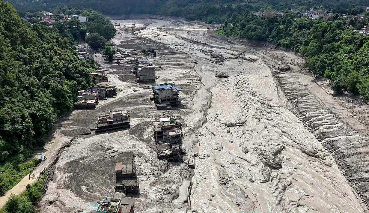 Sejumlah rumah tampak terendam berlumpur di tepi sungai setelah banjir bandang melanda Trishuli Bazar di distrik Nuwakot, Nepal, Rabu, 26 Agustus 2026. (AFP/ Prabin Ranabhat)