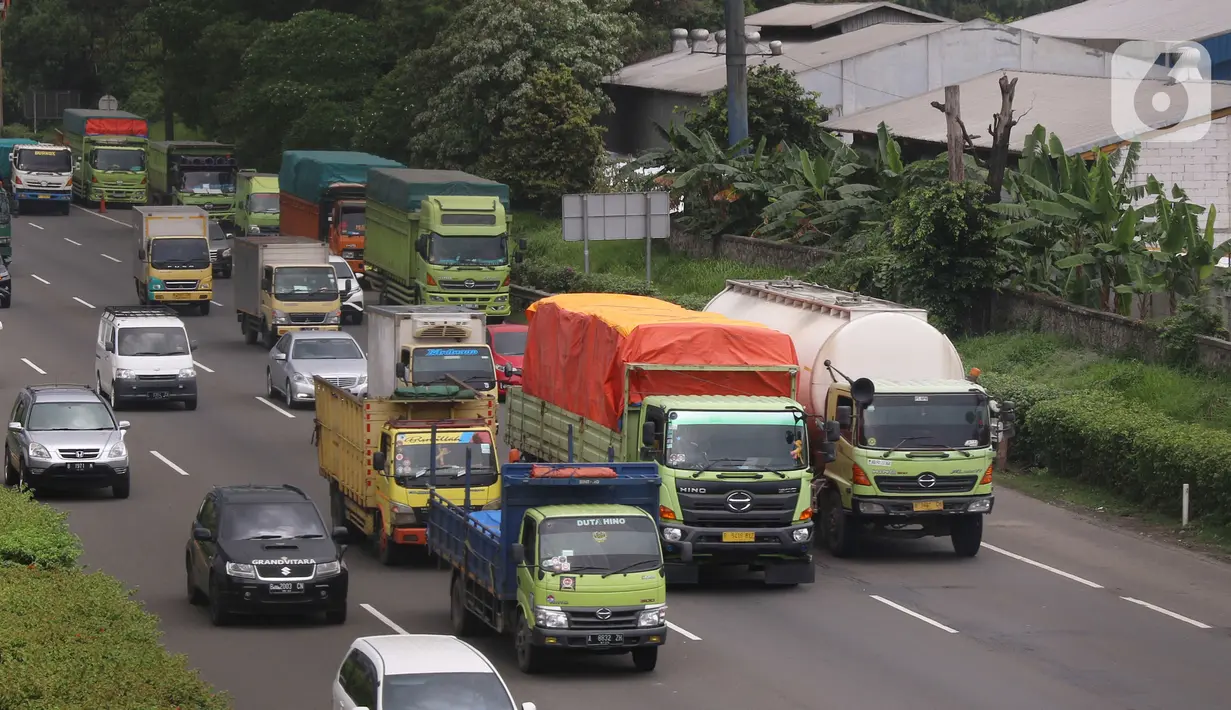 Sejumlah truk melintasi ruas jalan tol Tangerang-Jakarta, Kota Tangerang, Banten, Rabu (2/3/2022). Apindo mengatakan penerapan kebijakan bebas truk kelebihan muatan (over dimension overload/ODOL) akan sulit dilaksanakan pada 2023 karena ekonomi terpuruk akibat covid-19. (Liputan6.com/Angga Yuniar)