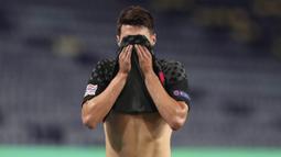 Pemain Kroasia, Josip Brekalo, menutup wajah nya usai ditaklukkan Portugal pada laga UEFA Nations League di Stadion Dragao, Minggu (6/9/2020). Portugal menang dengan skor 4-1. (AP/Miguel Angelo Pereira)