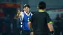Pelatih Timnas Indonesia U-19, Shin Tae-yon memberikan instruksi saat matchday ketiga Grup A Piala AFF U-19 2022 antara Timnas Indonesia U-19 melawan Timnas Thailand U-19 di Stadion Patriot Candrabhaga, Bekasi, Jawa Barat, Rabu (06/07/2022). (Bola.com/Bagaskara Lazuardi)