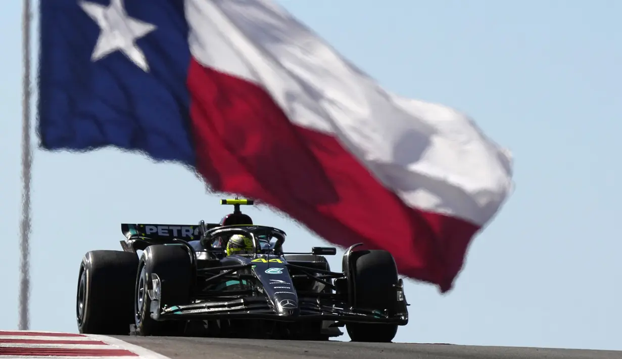 Pembalap Mercedes, Lewis Hamilton saat Formula 1 GP Amerika Serikat 2023 yang berlangsung di Circuit of The Americas, Senin (23/10/2023) dini hari WIB. Posisi runner up Hamilton harus dicabut setelah didiskualifikasi oleh FIA. Hal tersebut membuat posisinya digantikan oleh Lando Norris. (AP Photo/Eric Gay)