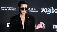 J-Hope menghadiri red carpet dalam 2022 Mama Awards di Osaka, Jepang, 30 November 2022. (Yuichi YAMAZAKI / AFP)