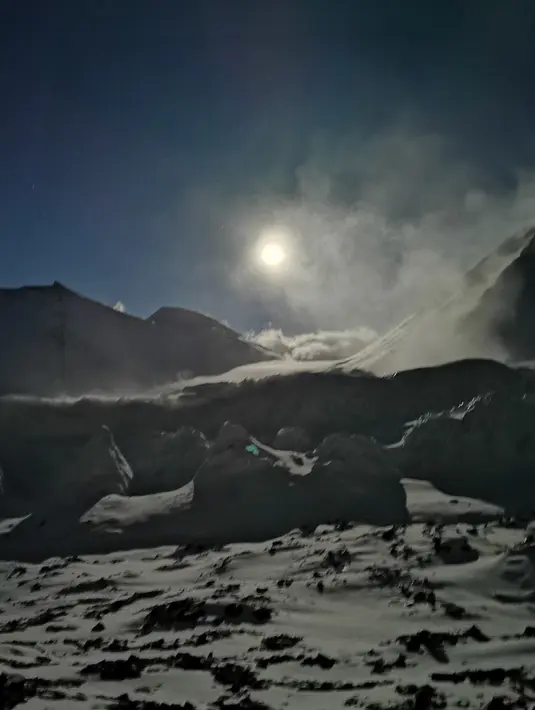 Foto yang diabadikan menggunakan ponsel ini menunjukkan pemandangan di Gunung Qomolangma pada ketinggian 7.028 meter pada 12 Mei 2020. (Xinhua/Penpa)