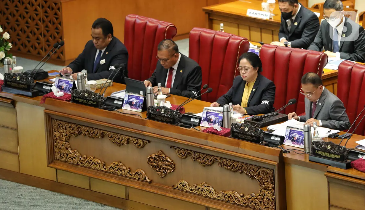 Ketua DPR Puan Maharani (kedua kanan) saat memimpin rapat Paripurna DPR Ke-8 Masa Persidangan I Tahun Sidang 2022-2023 di Kompleks Parlemen, Senayan, Jakarta, Selasa (4/10/2022). Dalam Rapat Paripurna tersebut DPR mengesahkan sembilan Calon Anggota Komnas HAM RI Periode 2022-2027. (Liputan6.com/Angga Yuniar)