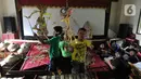 Anak-anak berlatih mendalang wayang kulit di Sanggar Nirmalasari, Cinere, Depok, Jawa Barat, Minggu (9/2/2020). Sanggar yang berdiri sejak tahun 1987 ini melatih para siswa setiap hari Minggu. (merdeka.com/Arie Basuki)