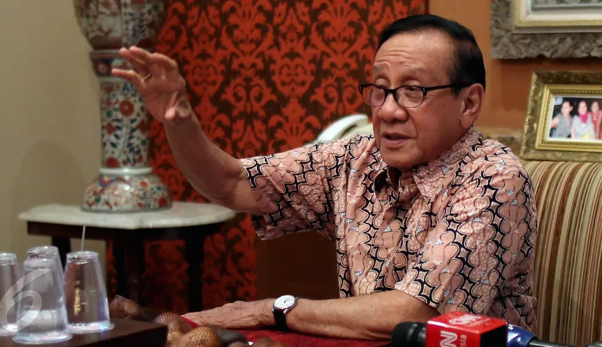 Politisi Senior Partai Golkar, Akbar Tandjung saat menerima petisi dari kader muda Partai Golkar dan sejumlah aktivis saat menggelar silaturahmi di kediamannya, Jakarta, Kamis (11/5). (Liputan6.com/Johan Tallo) 