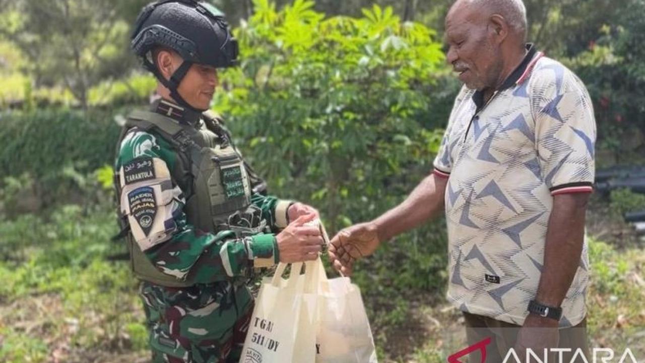 Satgas Yonif 511 Salurkan Sembako Papua Pegunungan, Ringankan Beban Warga Wenam