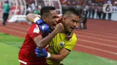 Ramdani Lestaluhu (kiri) bersama Andritany saat merayakan gelar juara Go-Jek Liga 1 Indonesia 2018 bersama Bukalapak di Stadion GBK, Jakarta, Minggu (9/12/2018). Ramdani adalah bagian dari prestasi gemilang Persija saat menjuarai Liga 1 2018 serta beberapa turnamen. (Liputan6.com/Helmi Fithriansyah)