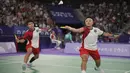 <p>Pemain ganda putri Indonesia, Apriyani Rahayu (kanan) berusaha mengembalikan bola saat menghadapi wakil China, Chen Qingchen/Jia Yifan pada laga kedua Grup A nomor ganda putri cabor bulu tangkis Olimpiade Paris 2024 di Porte de la Chapelle Arena, Prancis, Minggu (28/7/2024). (AP Photo/Dita Alangkara)</p>