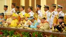 Raja Malaysia Sultan Abdullah Sultan Ahmad Shah (ketiga kanan) berdoa saat pelantikannya di Istana Nasional, Kuala Lumpur, Kamis (31/1). Sultan Abdullah menjadi Raja ke-16 Malaysia menggantikan Sultan Muhammad V. (Malaysia Information Ministry via AP)